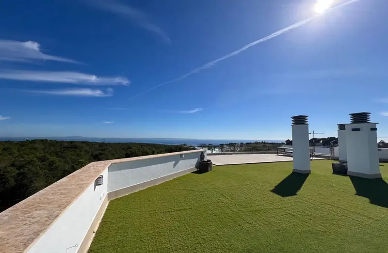This light-flooded penthouse in a quiet, well-maintained residence in Sol de Mallorca combines luxurious living with Mediterranean charm. — photo 7