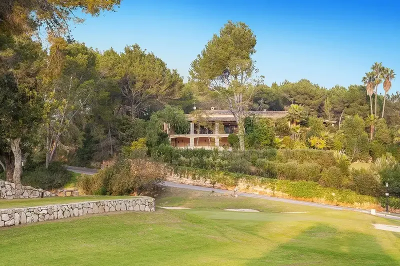 The beautiful villa in Son Vida is surrounded by well-kept Mediterranean gardens, set on a flat and spacious plot of approx. 4,300 m² — photo 2