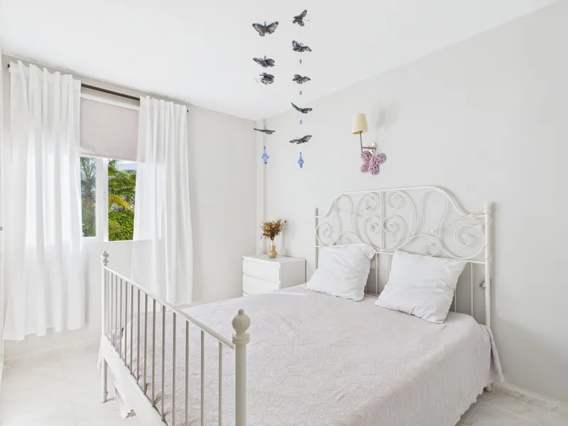 Spacious Three-Bedroom Apartment with Balcony and Communal Pool in Santa Ponsa — photo 11