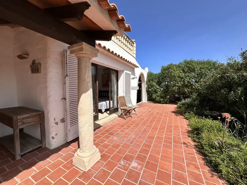 In a highly sought-after location in Cala Serena, this impressive villa is situated on the second line of the sea with stunning views — photo 12