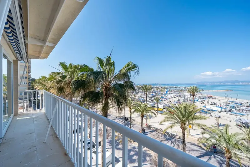 Discover this spectacular 180 m2 apartment on the first line of the beach in El Arenal de Llucmajor, where every day ends with a sunset — photo 2