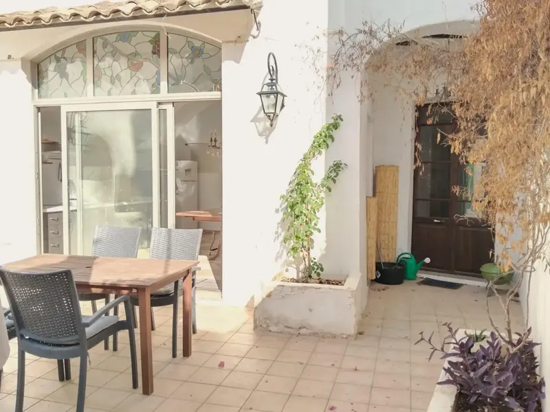 Casa en planta baja de dos alturas, con garaje con acceso directo a la casa, espaciosa y luminosa. Dispone de un cómodo salón, cocina abiert — photo 1