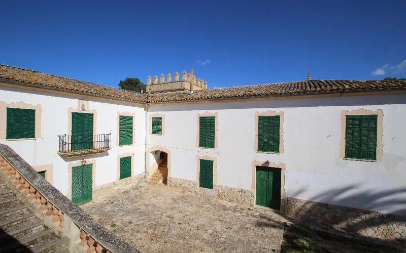 Finca with 28 hectares and 6500 m² built, 10 minutes from the beach of Muro. — photo 6