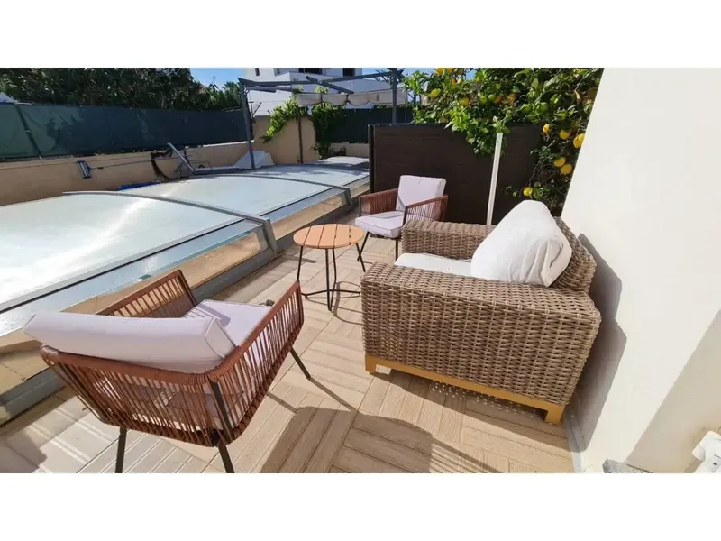 Chalet totalmente reformado, con 225 m² construidos y una parcela de 746 m² con piscina, jardín mediterráneo y varias zonas exteriores. Una  — photo 2