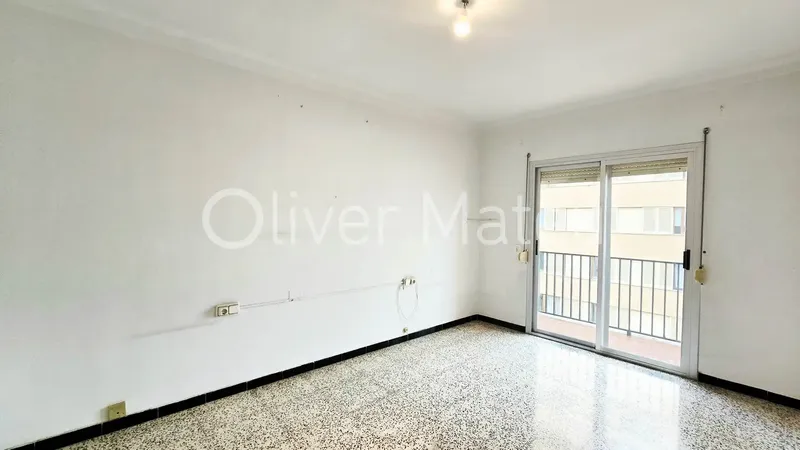 Fifth floor with elevator in Bons Aires area, just 10 minutes from the center. It has 105 m² usable with 4 bedrooms, three double — photo 2