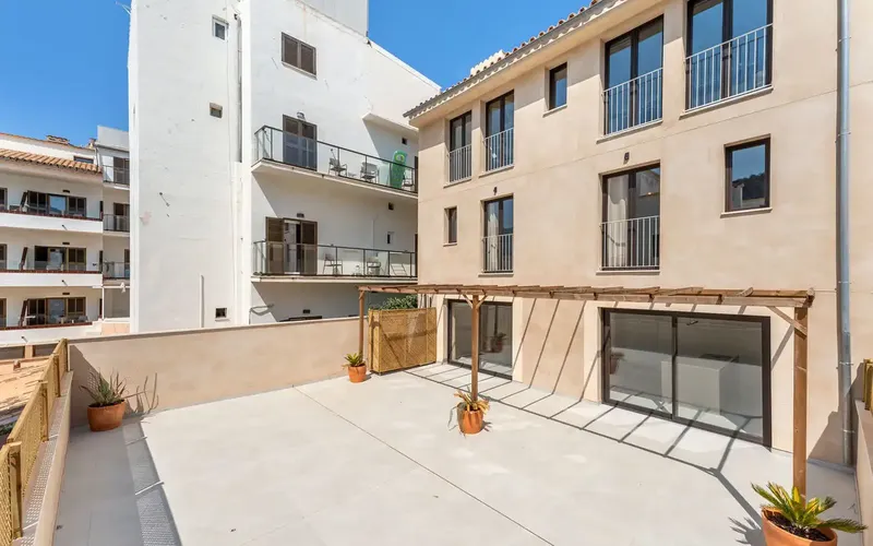 This wonderful newly built duplex with sea and mountain views is located a few steps from the beach and the marina — photo 11