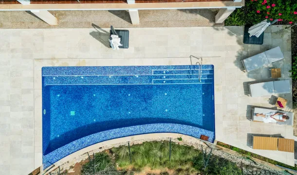 Frontline villa with direct access to the sea in Camp de Mar — photo 10