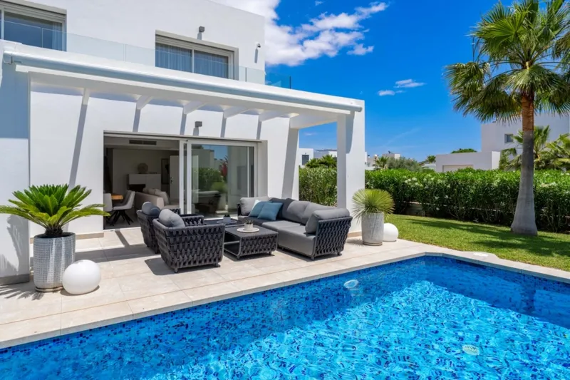 Exclusive residence with pool and well-kept garden in popular residential area - terrace and pool (15298) — photo 2