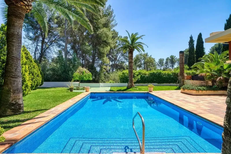 This exclusive villa is located directly on the Son Vida golf course, surrounded by a beautiful garden that guarantees privacy. — photo 11