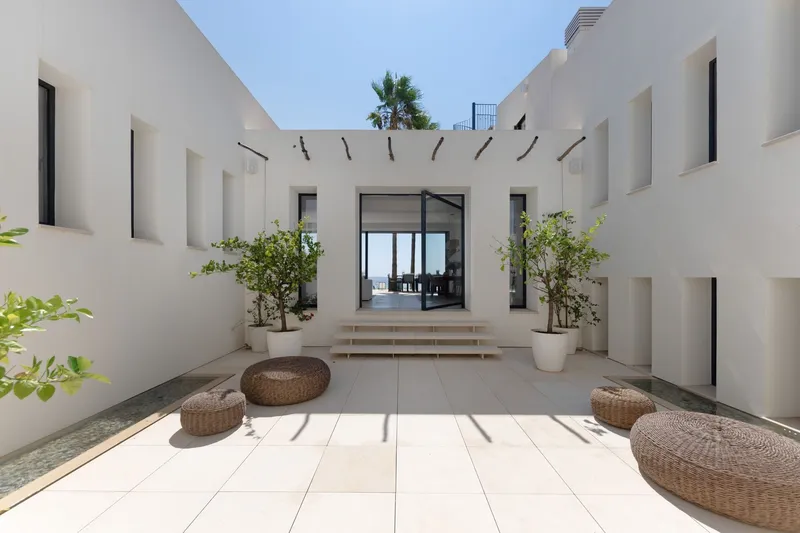 Frontline villa with direct beach access in Port Verd — photo 6