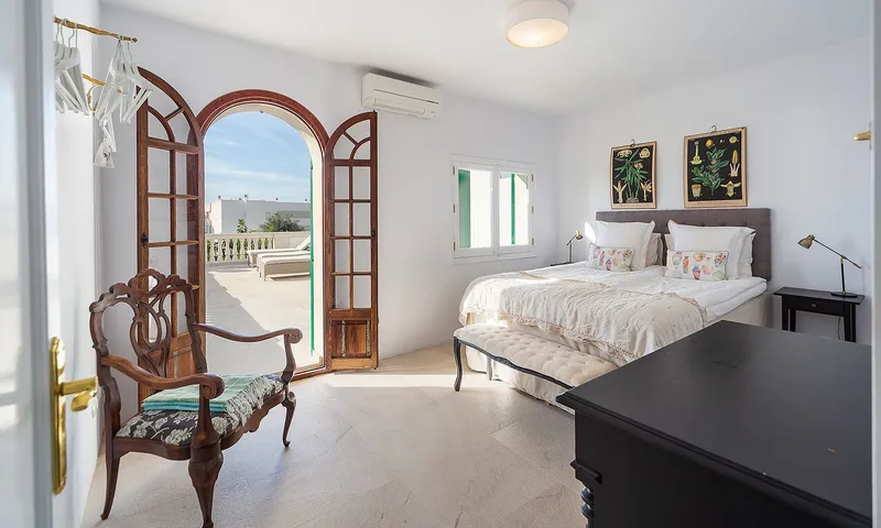 Seasonal rental: Renovated house with sea views for rent in Cala Major — photo 11