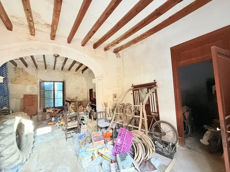 Discover the charm of this majestic manor house with endless possibilities! — photo 3