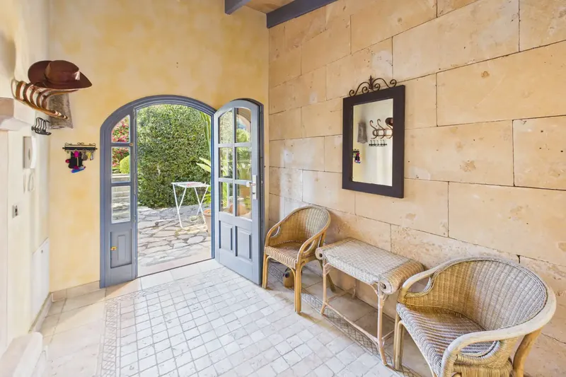 This elegant finca, built in 2002, extends over a generous area of 274 square meters on a 1,567 square meter plot — photo 8