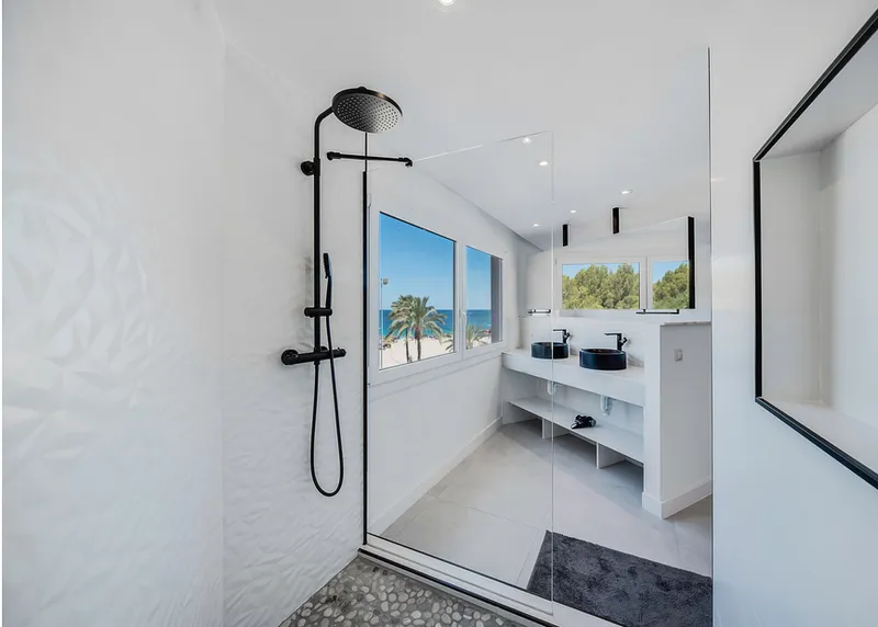 Magaluf - Beach Front 2 Bedroom Luxury Apartment — photo 12