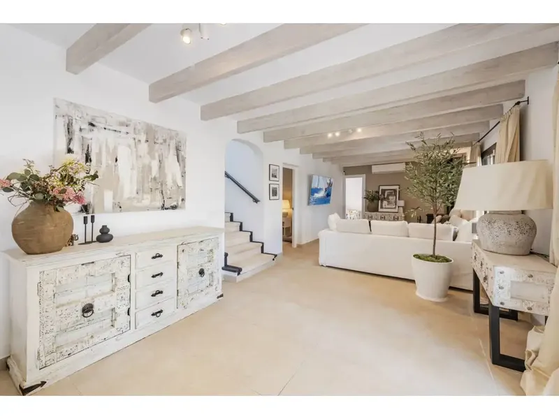 Located on a flat, sun-drenched plot of 8,300 m², this completely renovated finca perfectly combines Mallorcan charm — photo 9