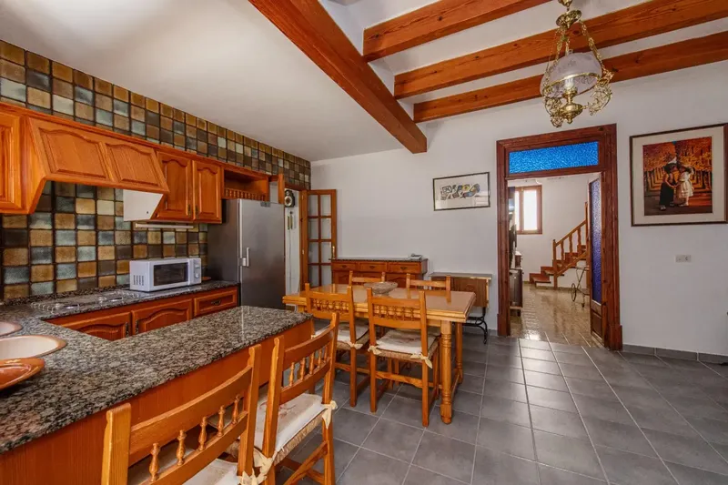 This unique village house is located in one of the most privileged locations of Biniamar, in the heart of the town and presiding — photo 7