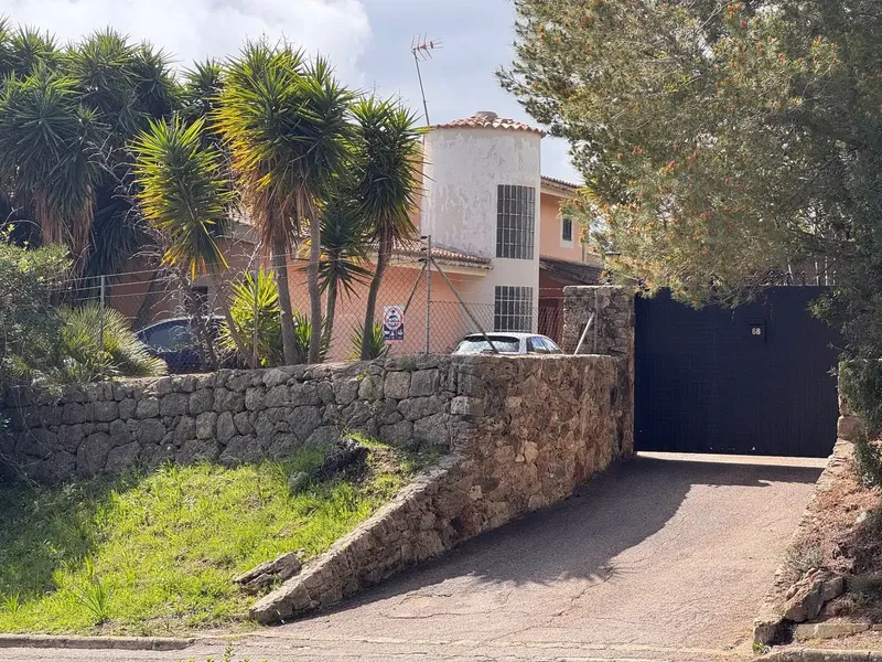 House with squatters, cannot be visited and only cash purchase, no financing — photo 1