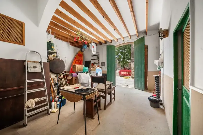 Situated in the heart of the charming old town of Alcudia, this typical Mallorcan house offers 400 m² of living space distributed — photo 11