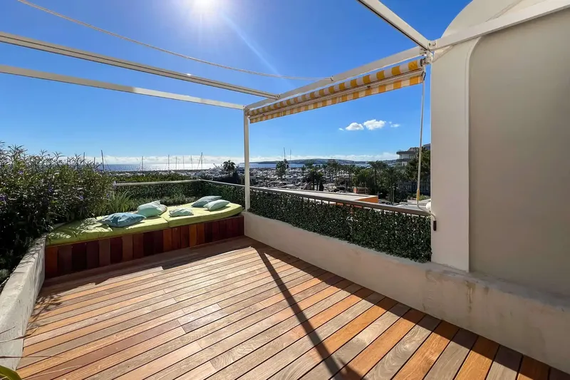 This apartment, completely renovated in 2025, is located in the coveted Silverpoint residential complex in Portals Nous and combines a design — photo 2