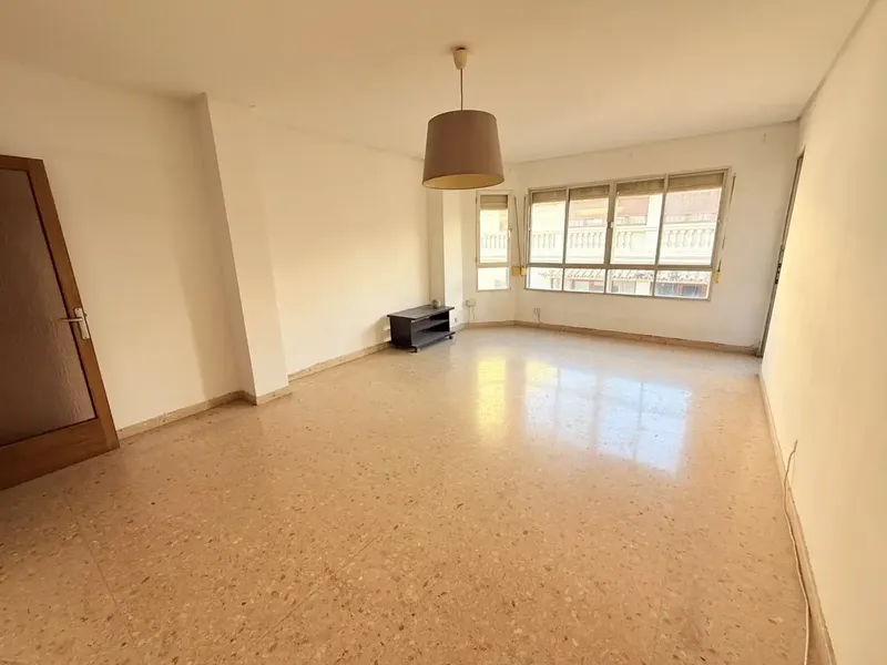 AMPLITUD Y EXCELENTE UBICACIÓN JUNTO A PLAZA DE LAS COLUMNAS Y CALLE NUREDUNA · 148 m² — photo 1