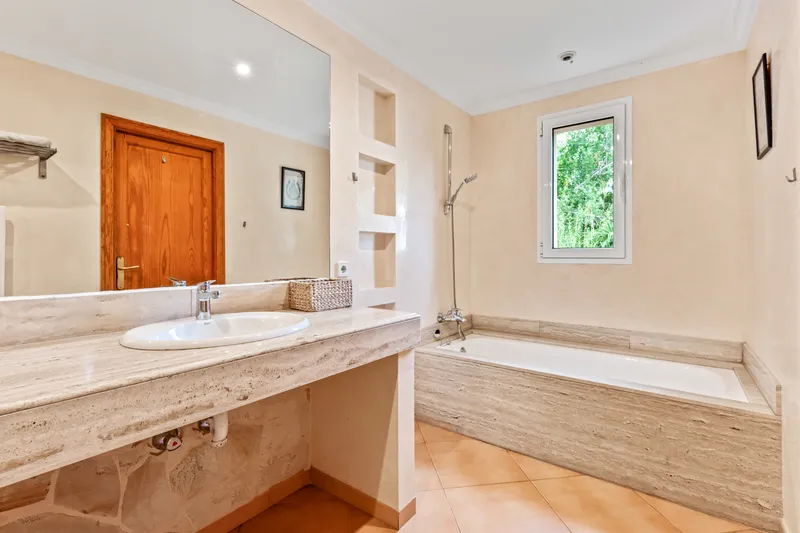 Exposed villa with holiday rental license, pool, parking space and fantastic sea views — photo 11