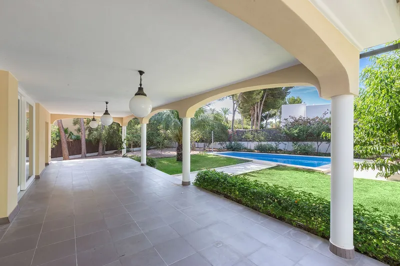 Mediterranean-style villa near the beach with modern elements — photo 4