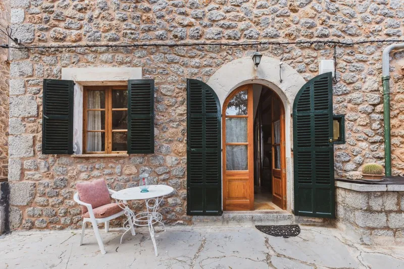 Character filled family house with garden in Deia — photo 6