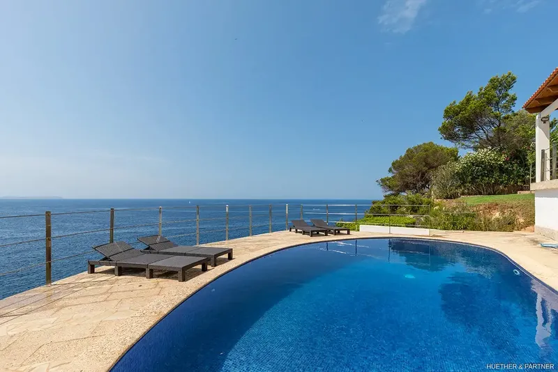 In an absolutely privileged location, directly on the cliffs of Cala Pi, this Mediterranean villa is situated on the first line — photo 3