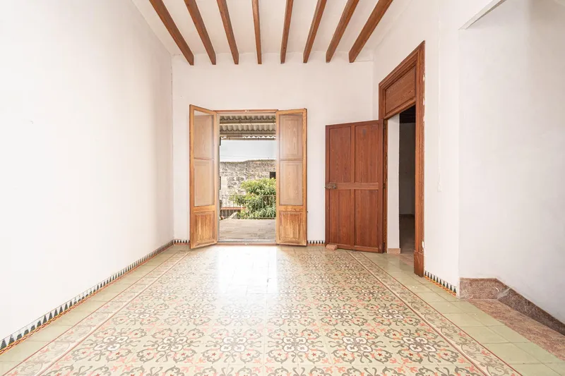 Village house in Sa Pobla with interior patio and parking area to renovate — photo 1