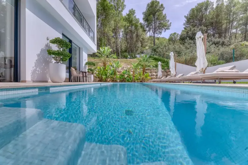 This contemporary villa is located in Son Vida, the most exclusive and prestigious residential enclave in Palma, and combines striking architecture — photo 4