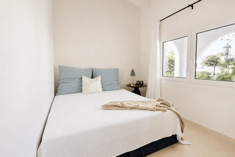 Only 400 meters to the sea: Renovated chalet with 2 bedrooms, high-quality fitted kitchen and garden — photo 7