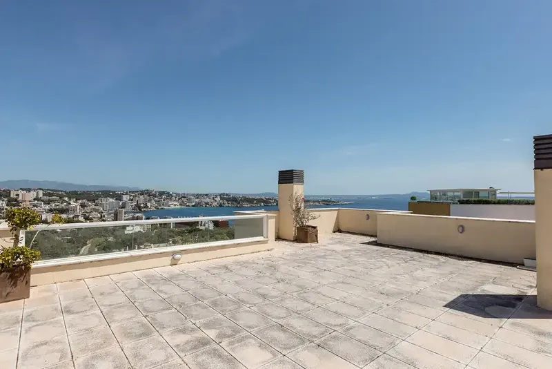 Located on the border between Bendinat and Illetes, just minutes from the coast, this exceptional penthouse offers a unique combination of space — photo 11