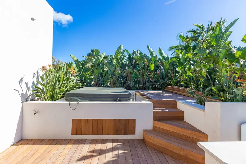 Elegant luxury villa with generous outdoor area — photo 4