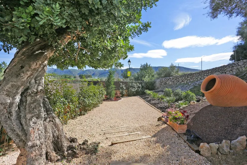 Beautiful and bright ground floor in a community with mountain views in Calvia village — photo 1