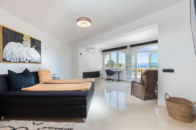Elegant renovated villa in exclusive location near Palma — photo 11