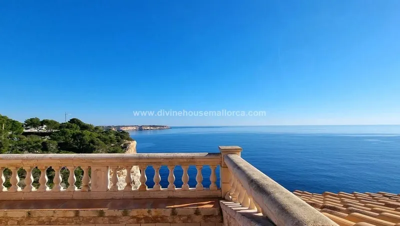 Chalet on the front line in Cala Llombards with tourist rental license — photo 2
