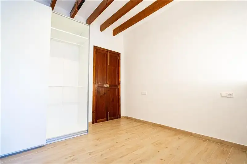 Ground floor with patio and pool, approx. 120m², living-dining room of approx. 30m² with exposed beams, fully furnished and equipped kitchen — photo 12