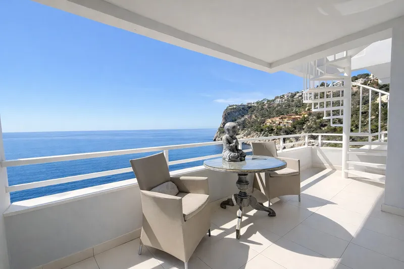 Exclusive coastal gem: a beachfront penthouse with direct access to the ocean — photo 1
