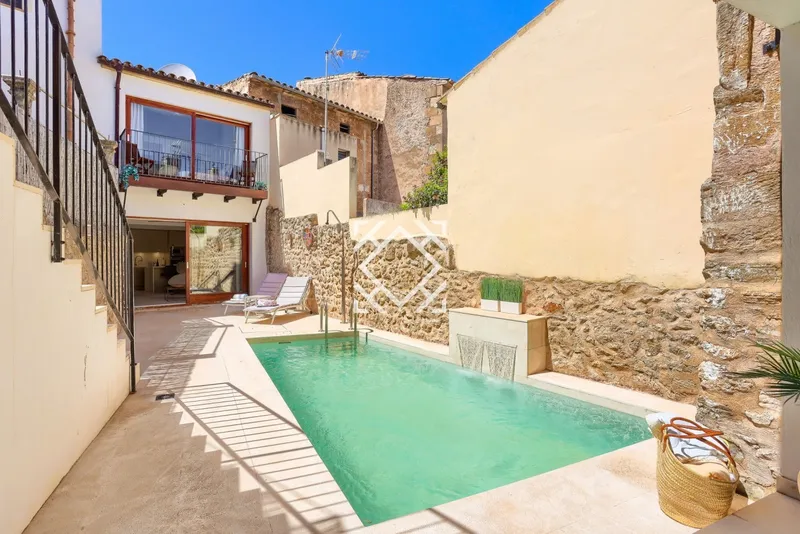 House for sale with large terrace and swimming pool near the historic centre of Pollensa, Mallorca. — photo 3