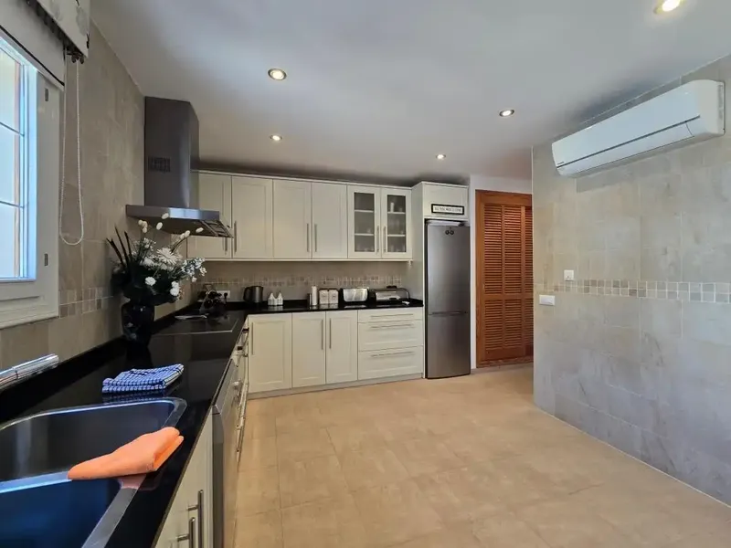 Magnificent villa for sale in Cala Sant Vicenç, located in a privileged area very close to the sea, ideal both as a main residence and — photo 8