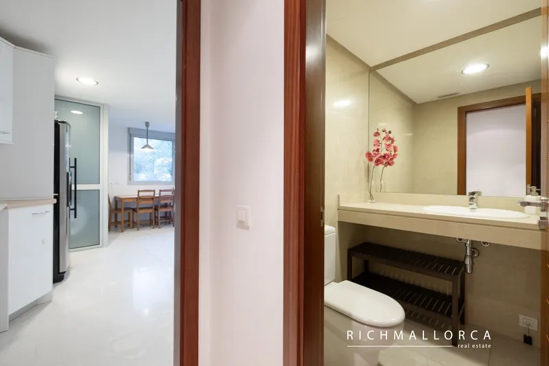 Spacious flat in a modern community with swimming pools and paddle tennis courts — photo 9