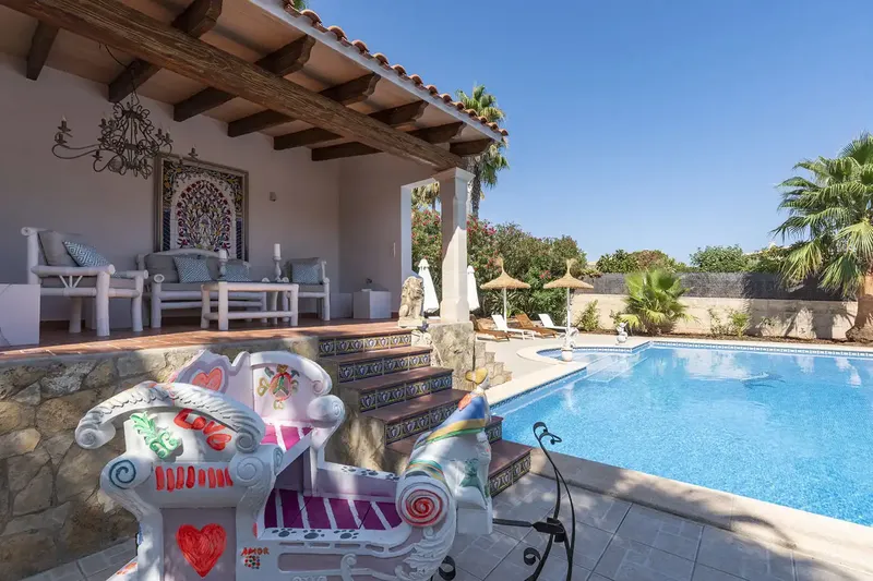 This beautiful villa in Cala Pi with Versace-style elements and a constructed area of approx. 490 m2 offers sea views over a gr — photo 2