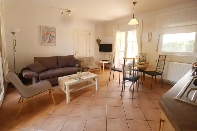 This spacious ground floor apartment is located in a quiet residential area of Peguera in Mallorca. The apartment offers a total of 5 rooms — photo 4