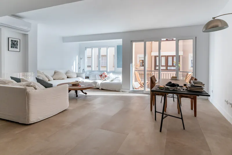 Price Reduction! Spacious Renovated Two-Bed Apartment in Blanquerna with Lift and Outside Space — photo 2