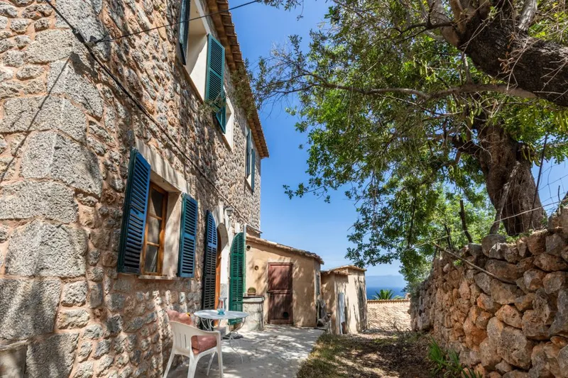 Character filled family house with garden in Deia — photo 5