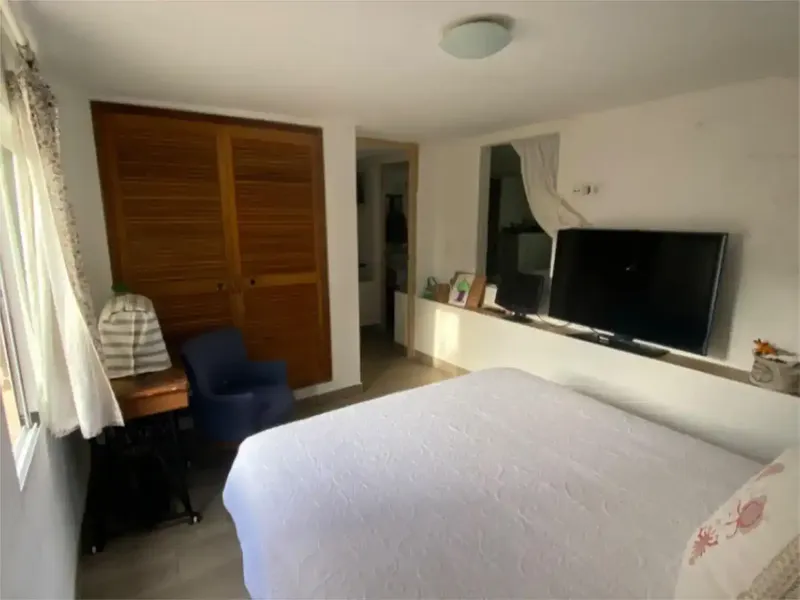 Se vende finca con casa de 150m2 dividida en dos plantas. En la planta de abajo se encuentra un pequeño salon, un baño, tres dormitorios, un — photo 9