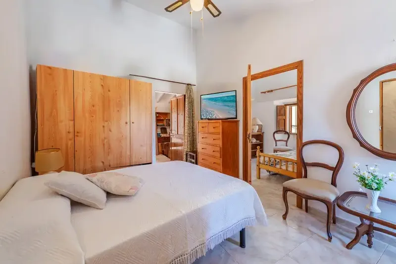 We are pleased to offer this charming village house for sale in Caimari, which boasts a wealth of authentic features and — photo 10