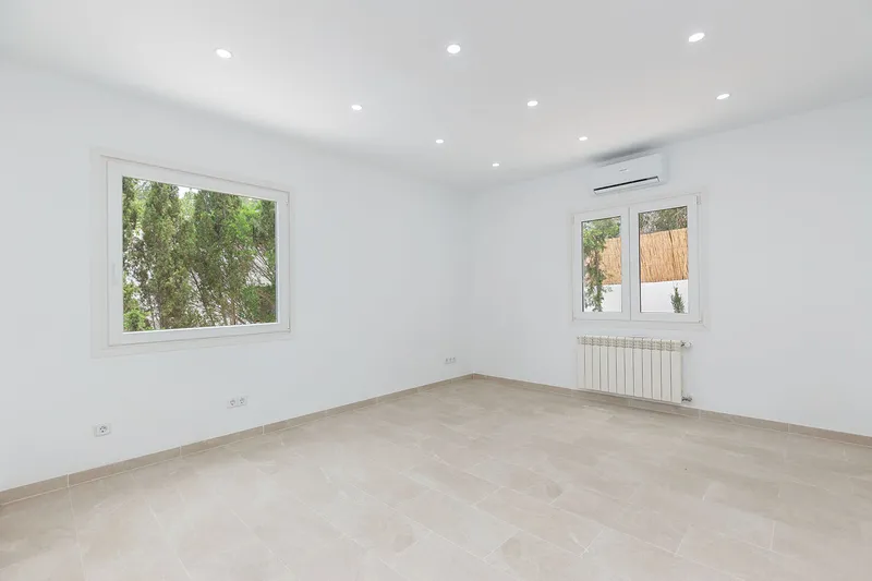 Mediterranean chalet in quiet residential area near the coast — photo 10