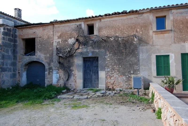 Town house for renovation with many possibilities near the center of Ses Salines — photo 1