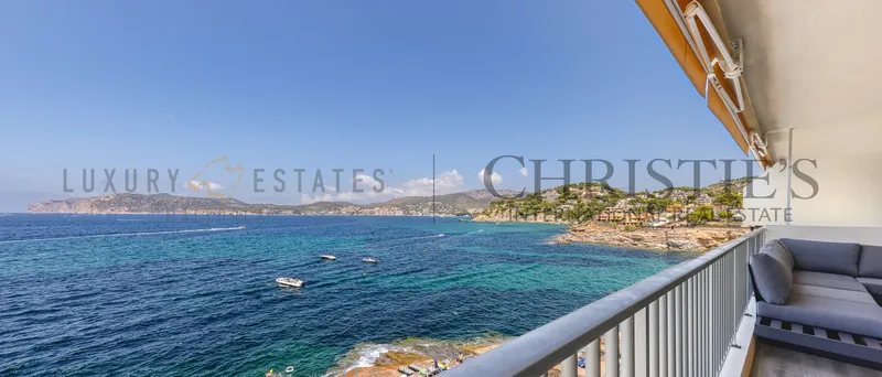 Fully renovated apartment in Santa Ponsa, Mallorca, on the beachfront with direct access to the sea — photo 1